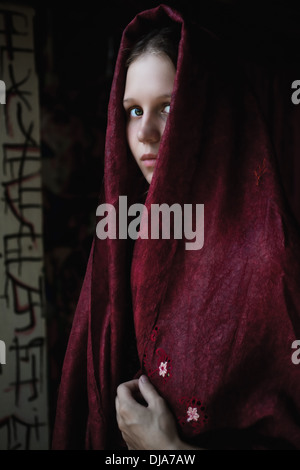 Portrait d'une belle jeune fille de race blanche d'une cape Banque D'Images