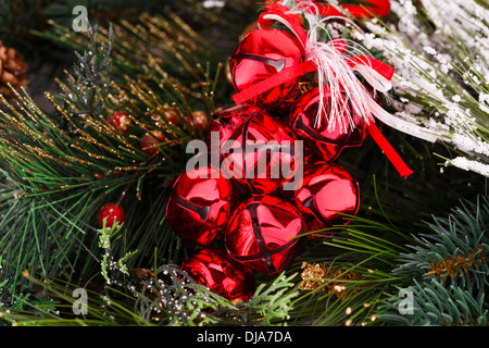 Décoration de noël sapin rouge avec la direction générale. Banque D'Images