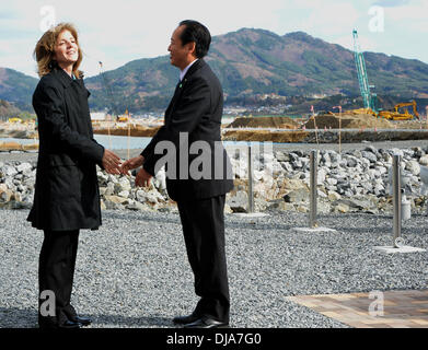 Rikuzentakata, au Japon. 26 nov., 2013. L'ambassadeur américain au Japon Caroline Kennedy serre la main avec le maire Futoshi Toba de Rikuzentakata lors de sa visite à l'quakte-hit city dans la préfecture d'Iwate, dans le nord-est du Japon, le mardi 26 novembre. Kennedy, la fille de l'ancien président John F. Kennedy qui a assumé ses fonctions en tant que première femme à l'envoyé américain au Japon, a conclu sa visite de deux jours à la région durement touchée par le 11 mars 2011, séisme et tsunami. Credit : Natsuki Sakai/AFLO/Alamy Live News Banque D'Images