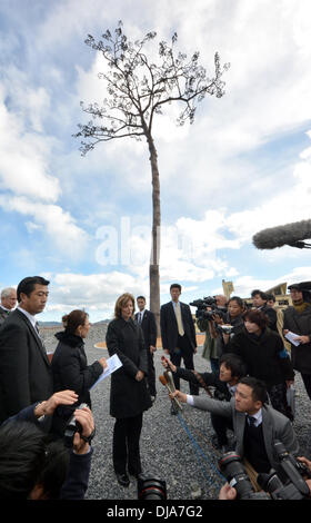 Rikuzentakata, au Japon. 26 nov., 2013. L'ambassadeur américain au Japon Caroline Kennedy s'adresse aux journalistes lors d'une conférence de presse ad hoc devant la réplique de l'arbre de pin 'miracle' sur la plage de Rikuzentakata, préfecture d'Iwate, dans le nord-est du Japon, le mardi 26 novembre. Kennedy, la fille de l'ancien président John F. Kennedy qui a assumé ses fonctions en tant que première femme à l'envoyé américain au Japon, a conclu sa visite de deux jours à la région durement touchée par le 11 mars 2011, séisme et tsunami. Le pin d'origine ont survécu au tsunami mais est décédé des suites de dommages de l'eau de mer. Le tronc préservé wa Banque D'Images