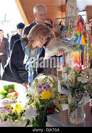Rikuzentakata, au Japon. 26 nov., 2013. L'ambassadeur américain au Japon Caroline Kennedy, accompagnée de son mari, le Dr Edward Schlossberg, rend hommage à ceux qui ont péri dans la pire catastrophe en mars 2011 au cours de sa visite dans un monument à Rikuzentakata, préfecture d'Iwate, dans le nord-est du Japon, le mardi 26 novembre. Kennedy, la fille de l'ancien président John F. Kennedy qui a assumé ses fonctions en tant que première femme à l'envoyé américain au Japon, a conclu sa visite de deux jours à la région durement touchée par le 11 mars 2011, séisme et tsunami. Credit : Natsuki Sakai/AFLO/Alamy Live News Banque D'Images