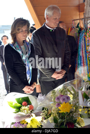 Rikuzentakata, au Japon. 26 nov., 2013. L'ambassadeur américain au Japon Caroline Kennedy, accompagnée de son mari, le Dr Edward Schlossberg, rend hommage à ceux qui ont péri dans la pire catastrophe en mars 2011 au cours de sa visite dans un monument à Rikuzentakata, préfecture d'Iwate, dans le nord-est du Japon, le mardi 26 novembre. Kennedy, la fille de l'ancien président John F. Kennedy qui a assumé ses fonctions en tant que première femme à l'envoyé américain au Japon, a conclu sa visite de deux jours à la région durement touchée par le 11 mars 2011, séisme et tsunami. Credit : Natsuki Sakai/AFLO/Alamy Live News Banque D'Images