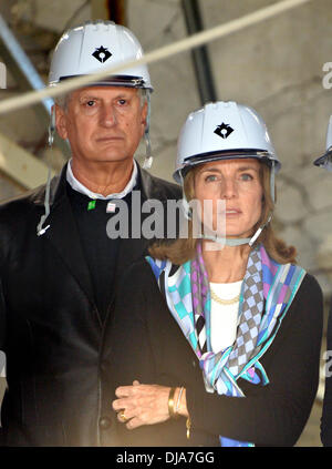 Rikuzentakata, au Japon. 26 nov., 2013. Ils portent un casque, l'ambassadeur américain au Japon Caroline Kennedy, accompagnée de son mari, le Dr Edward Schlossberg, à gauche, est exposé sur sa visite dans un bâtiment vidé encore debout après la catastrophe de mars 2011 lors de sa visite à Rikuzentakata, préfecture d'Iwate, dans le nord-est du Japon, le mardi 26 novembre. Kennedy, la fille de l'ancien président John F. Kennedy qui a assumé ses fonctions en tant que première femme à l'envoyé américain au Japon, a conclu sa visite de deux jours à la région durement touchée par le 11 mars 2011, séisme et tsunami. (Photo de Natsuki Sakai/AFL Banque D'Images