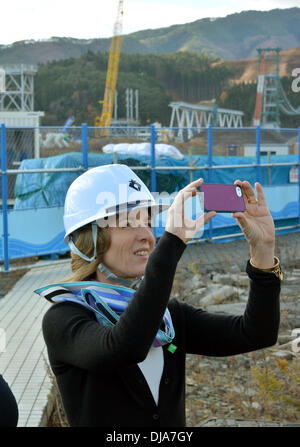 Rikuzentakata, au Japon. 26 nov., 2013. Ils portent un casque, l'ambassadeur américain au Japon Caroline Kennedy prend un cliché d'un bâtiment vidé encore debout après la catastrophe de mars 2011 lors de sa visite à Rikuzentakata, préfecture d'Iwate, dans le nord-est du Japon, le mardi 26 novembre. Kennedy, la fille de l'ancien président John F. Kennedy qui a assumé ses fonctions en tant que première femme à l'envoyé américain au Japon, a conclu sa visite de deux jours à la région durement touchée par le 11 mars 2011, séisme et tsunami. Credit : Natsuki Sakai/AFLO/Alamy Live News Banque D'Images