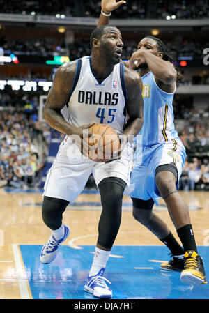 Dallas, TX, USA . 25Th Nov, 2013. Nov 25, 2013 : Mavericks de Dallas center DeJuan Blair # 45 lors d'un match de la NBA entre les Denver Nuggets et les Dallas Mavericks à l'American Airlines Center de Dallas, TX Denver battu Dallas 110-96 Crédit : Cal Sport Media/Alamy Live News Banque D'Images