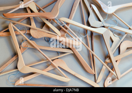 Cintres de bois de velours sur un carton Banque D'Images