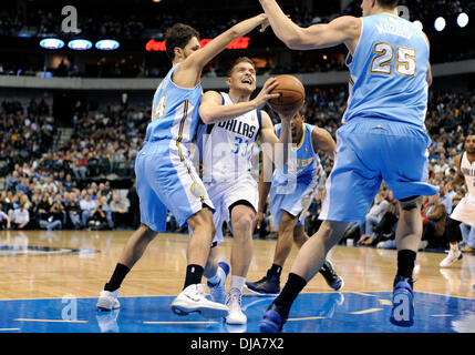 Dallas, TX, USA . 25Th Nov, 2013. Nov 25, 2013 : Dallas Mavericks point guard Gal Mekel # 33 lors d'un match de la NBA entre les Denver Nuggets et les Dallas Mavericks à l'American Airlines Center de Dallas, TX Denver battu Dallas 110-96 Crédit : Cal Sport Media/Alamy Live News Banque D'Images