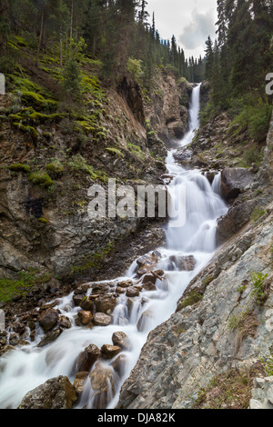 Cascade de Barskoon au Kirghizstan Banque D'Images