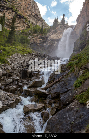 'Cascade majestueuse vers Barskoon' au Kirghizstan Banque D'Images