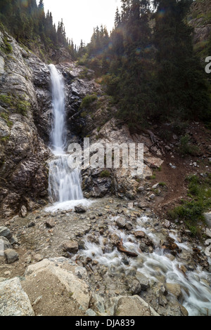 'Cascade' merveilleux Barskoon en Kirghizie Banque D'Images