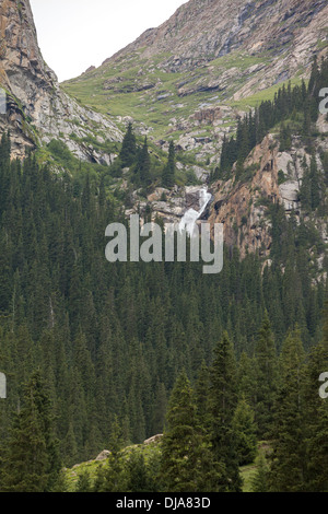 Fragment de cascade de Barskoon au Kirghizstan Banque D'Images