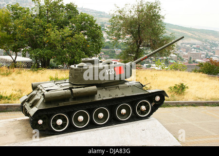 Vieux T-34-85 réservoir dans parc de la Victoire, Erevan, Arménie. Banque D'Images