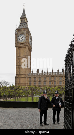 Londres Bobbies au Palais de Westminster et Big Ben, Londres, Grande-Bretagne. Banque D'Images