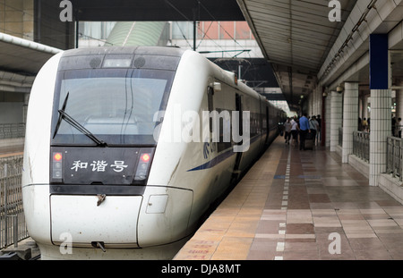 Le développement en Asie de la grande vitesse ferroviaire (TGV) : un train moderne à une plate-forme de station en Chine Banque D'Images