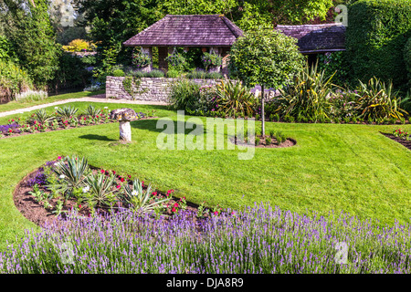 Le joli jardin paysager de l'hôtel Swan dans le village de Cotswold Bibury dans la vallée de Coln. Banque D'Images