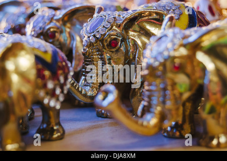 Figurines éléphants de l'Inde à l'intérieur de magasin à Deira marché aux épices. Dubaï, Émirats arabes unis. Banque D'Images