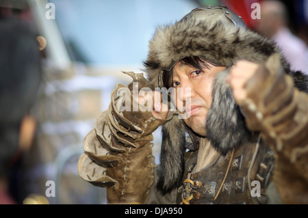 Trouver un homme de la Corée du Sud représentent les combats traditionnels tout en portant une armure de cuir (armure), y compris fur hat, pour climats froids Banque D'Images