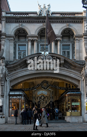 Burlington Arcade entrée sud sur Piccadilly, Londres. Photo par Julie Edwards Banque D'Images