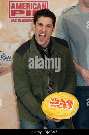 Jason Biggs assistant à une séance de photos pour le film 'American Reunion' ('American Pie : Das Klassentreffen') au Ritz Carlton Hotel. Berlin, Allemagne - 29.03.2012 Banque D'Images