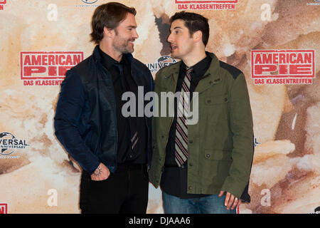 Seann William Scott et Jason Biggs assistant à une séance de photos pour le film 'American Reunion' ('American Pie : Das Klassentreffen') au Ritz Carlton Hotel. Berlin, Allemagne - 29.03.2012 Banque D'Images