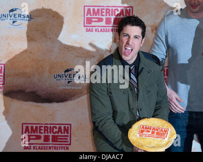 Jason Biggs assistant à une séance de photos pour le film 'American Reunion' ('American Pie : Das Klassentreffen') au Ritz Carlton Hotel. Berlin, Allemagne - 29.03.2012 Banque D'Images