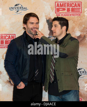 Seann William Scott et Jason Biggs assistant à une séance de photos pour le film 'American Reunion' ('American Pie : Das Klassentreffen') au Ritz Carlton Hotel. Berlin, Allemagne - 29.03.2012 Banque D'Images