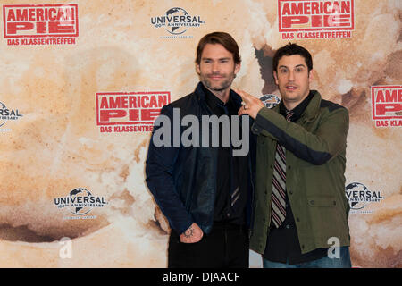 Seann William Scott et Jason Biggs assistant à une séance de photos pour le film 'American Reunion' ('American Pie : Das Klassentreffen') au Ritz Carlton Hotel. Berlin, Allemagne - 29.03.2012 Banque D'Images