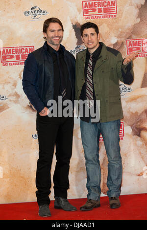 Seann William Scott et Jason Biggs assistant à une séance de photos pour le film 'American Reunion' ('American Pie : Das Klassentreffen') au Ritz Carlton Hotel. Berlin, Allemagne - 29.03.2012 Banque D'Images