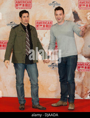 Jason Biggs et Eddie Kaye Thomas assistant à une séance de photos pour le film 'American Reunion' ('American Pie : Das Klassentreffen') au Ritz Carlton Hotel. Berlin, Allemagne - 29.03.2012 Banque D'Images