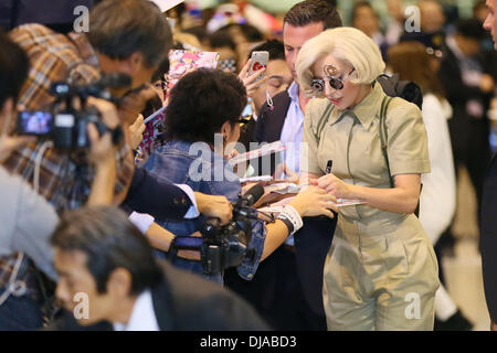 Narita, Chiba Prefecture, Japan. 26 nov., 2013. La chanteuse Lady Gaga arrive à l'Aéroport International de Narita, dans la préfecture de Chiba, au Japon, le 26 novembre 2013. Credit : AFLO/Alamy Live News Banque D'Images