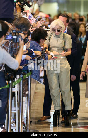 Narita, Chiba Prefecture, Japan. 26 nov., 2013. La chanteuse Lady Gaga arrive à l'Aéroport International de Narita, dans la préfecture de Chiba, au Japon, le 26 novembre 2013. Credit : AFLO/Alamy Live News Banque D'Images