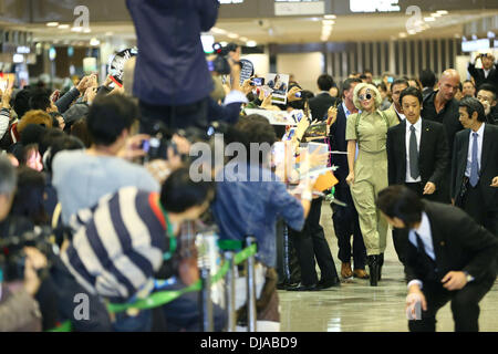 Narita, Chiba Prefecture, Japan. 26 nov., 2013. La chanteuse Lady Gaga arrive à l'Aéroport International de Narita, dans la préfecture de Chiba, au Japon, le 26 novembre 2013. Credit : AFLO/Alamy Live News Banque D'Images