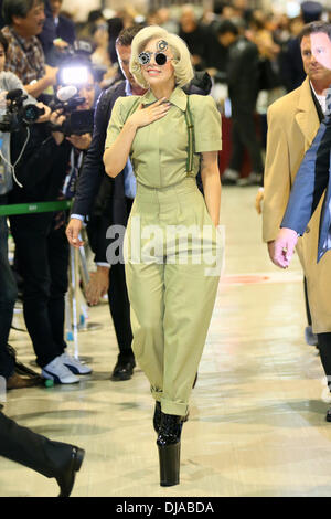 Narita, Chiba Prefecture, Japan. 26 nov., 2013. La chanteuse Lady Gaga arrive à l'Aéroport International de Narita, dans la préfecture de Chiba, au Japon, le 26 novembre 2013. Credit : AFLO/Alamy Live News Banque D'Images