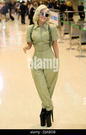 Narita, Chiba Prefecture, Japan. 26 nov., 2013. La chanteuse Lady Gaga arrive à l'Aéroport International de Narita, dans la préfecture de Chiba, au Japon, le 26 novembre 2013. Credit : AFLO/Alamy Live News Banque D'Images