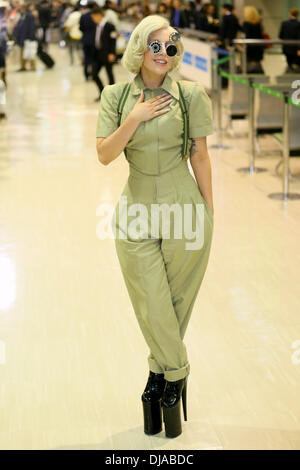 Narita, Chiba Prefecture, Japan. 26 nov., 2013. La chanteuse Lady Gaga arrive à l'Aéroport International de Narita, dans la préfecture de Chiba, au Japon, le 26 novembre 2013. Credit : AFLO/Alamy Live News Banque D'Images