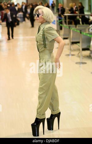 Narita, Chiba Prefecture, Japan. 26 nov., 2013. La chanteuse Lady Gaga arrive à l'Aéroport International de Narita, dans la préfecture de Chiba, au Japon, le 26 novembre 2013. Credit : AFLO/Alamy Live News Banque D'Images