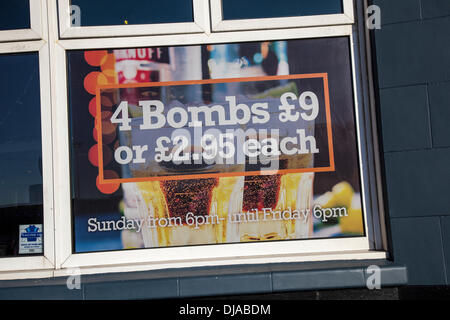 Blackpool, Lancashire, le 25 novembre, 2013. Le Conseil envisage d'interdire la publicité pour l'alcool à l'extérieur sur toutes les pubs, commerces) et de boutiques pour combattre les problèmes de santé liés à l'alcool. Également à l'étude sont controversées prévoit d'interdire l'alcool en fin de soirée dans le centre-ville pour aider à soulager le fardeau sur les ressources limitées. La proposition d'introduction d'un matin tôt afin de restriction (EMRO)- qui a pour but d'interdire les pubs et clubs servant de l'alcool après 3h du matin, l'agent en chef Steve Finningan a indiqué que la décision d'aider sa vigueur. Banque D'Images