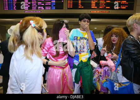 Narita, Chiba Prefecture, Japan. 26 nov., 2013. La chanteuse Lady Gaga arrive à l'Aéroport International de Narita, dans la préfecture de Chiba, au Japon, le 26 novembre 2013. Credit : AFLO/Alamy Live News Banque D'Images