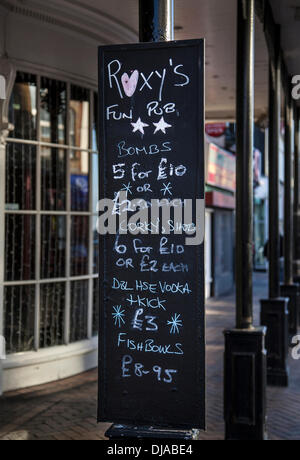 Blackpool, Lancashire, le 25 novembre, 2013. Le Conseil envisage d'interdire la publicité pour l'alcool à l'extérieur sur toutes les pubs, commerces) et de boutiques pour combattre les problèmes de santé liés à l'alcool. Également à l'étude sont controversées prévoit d'interdire l'alcool en fin de soirée dans le centre-ville pour aider à soulager le fardeau sur les ressources limitées. La proposition d'introduction d'un matin tôt afin de restriction (EMRO)- qui a pour but d'interdire les pubs et clubs servant de l'alcool après 3h du matin, l'agent en chef Steve Finningan a indiqué que la décision d'aider sa vigueur. Banque D'Images