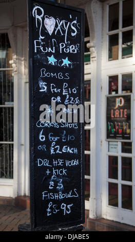 Blackpool, Lancashire, le 25 novembre, 2013. Le Conseil envisage d'interdire la publicité pour l'alcool à l'extérieur sur toutes les pubs, commerces) et de boutiques pour combattre les problèmes de santé liés à l'alcool. Également à l'étude sont controversées prévoit d'interdire l'alcool en fin de soirée dans le centre-ville pour aider à soulager le fardeau sur les ressources limitées. La proposition d'introduction d'un matin tôt afin de restriction (EMRO)- qui a pour but d'interdire les pubs et clubs servant de l'alcool après 3h du matin, l'agent en chef Steve Finningan a indiqué que la décision d'aider sa vigueur. Banque D'Images