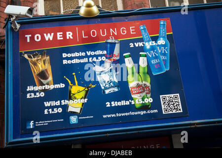 Blackpool, Lancashire, le 25 novembre, 2013. Le Conseil envisage d'interdire la publicité pour l'alcool à l'extérieur sur toutes les pubs, commerces) et de boutiques pour combattre les problèmes de santé liés à l'alcool. Également à l'étude sont controversées prévoit d'interdire l'alcool en fin de soirée dans le centre-ville pour aider à soulager le fardeau sur les ressources limitées. La proposition d'introduction d'un matin tôt afin de restriction (EMRO)- qui a pour but d'interdire les pubs et clubs servant de l'alcool après 3h du matin, l'agent en chef Steve Finningan a indiqué que la décision d'aider sa vigueur. Banque D'Images