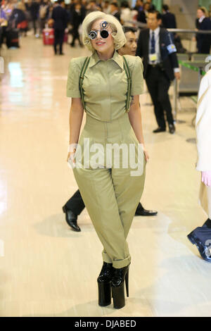 Narita, Chiba Prefecture, Japan. 26 nov., 2013. La chanteuse Lady Gaga arrive à l'Aéroport International de Narita, dans la préfecture de Chiba, au Japon, le 26 novembre 2013. Credit : AFLO/Alamy Live News Banque D'Images
