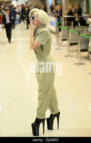 Narita, Chiba Prefecture, Japan. 26 nov., 2013. La chanteuse Lady Gaga arrive à l'Aéroport International de Narita, dans la préfecture de Chiba, au Japon, le 26 novembre 2013. Credit : AFLO/Alamy Live News Banque D'Images