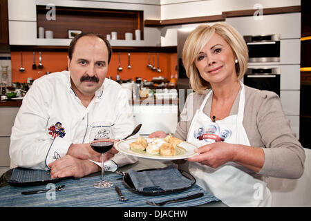 Johann Lafer, Marijke Amado sur la cuisine allemande ZDF TV show 'Lafer ! Lichter ! Lecker !' en Stahltwiete Studio. Hambourg, Allemagne - 02.04.2012 Banque D'Images