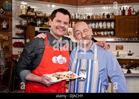 Ingo Appelt et Horst Lichter sur ZDF TV allemande "cuisine spectacle Lafer ! Lichter ! Lecker !' en Stahltwiete Studio. Hambourg, Allemagne - 02.04.2012 Banque D'Images