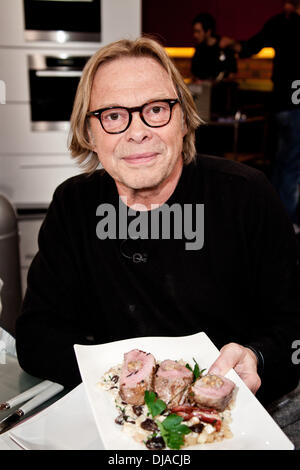 Volker Lechtenbrink sur ZDF TV allemande "cuisine spectacle Lafer ! Lichter ! Lecker !' en Stahltwiete Studio. Hambourg, Allemagne - 02.04.2012 Banque D'Images