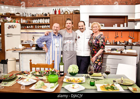 Horst Lichter, Johann Lafer, Kusmagk pairs et Gabi Decker sur l'émission de cuisine TV ZDF Allemande 'Lafer ! Lichter ! Lecker !' en Stahltwiete Studio. Hambourg, Allemagne - 03.04.2012 Banque D'Images