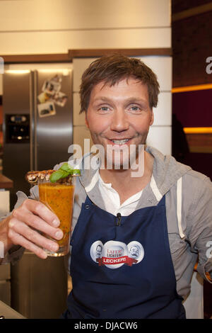 Patrik Fichte sur l'émission de cuisine TV ZDF Allemande 'Lafer ! Lichter ! Lecker !' en Stahltwiete Studio. Hambourg, Allemagne - 04.04.2012 Banque D'Images