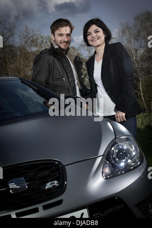 Les ambassadeurs de marque siège Jasmin Tabatabai, Andreas Pietschmann posant dehors Raj Mahal hotel avec une Seat Leon Cupra R peu avant d'assister à un match de football le Borussia Dortmund et le Bayern Munich. Hanovre, Allemagne - 11.04.2012 Banque D'Images