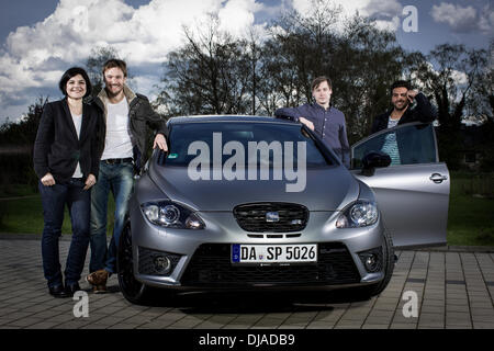 Les ambassadeurs de marque siège Andreas Pietschmann, Jasmin Tabatabai, David Kross, Elyas M'Barek posant dehors Raj Mahal hotel avec une Seat Leon Cupra R peu avant d'assister à un match de football le Borussia Dortmund et le Bayern Munich. Witten, Allemagne - 11.04 Banque D'Images